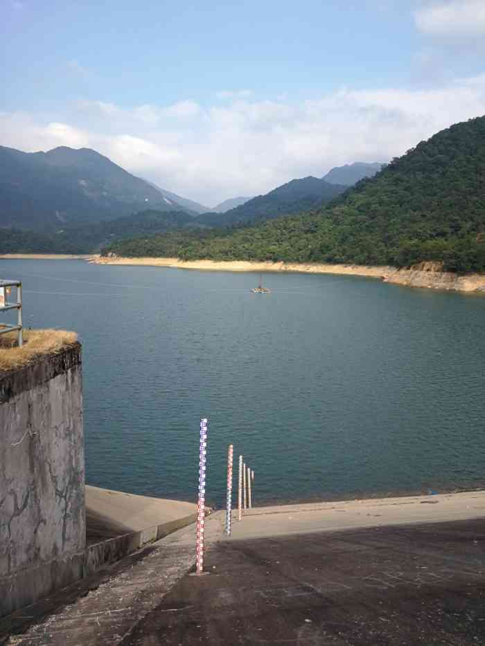 大封门水库"位于南昆山的西部,靠近白水寨风景区,山高.