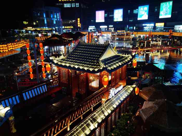 夜昆山·美食不夜城-"巨幕影院拥挤了很多等待观看的人,雪景的.