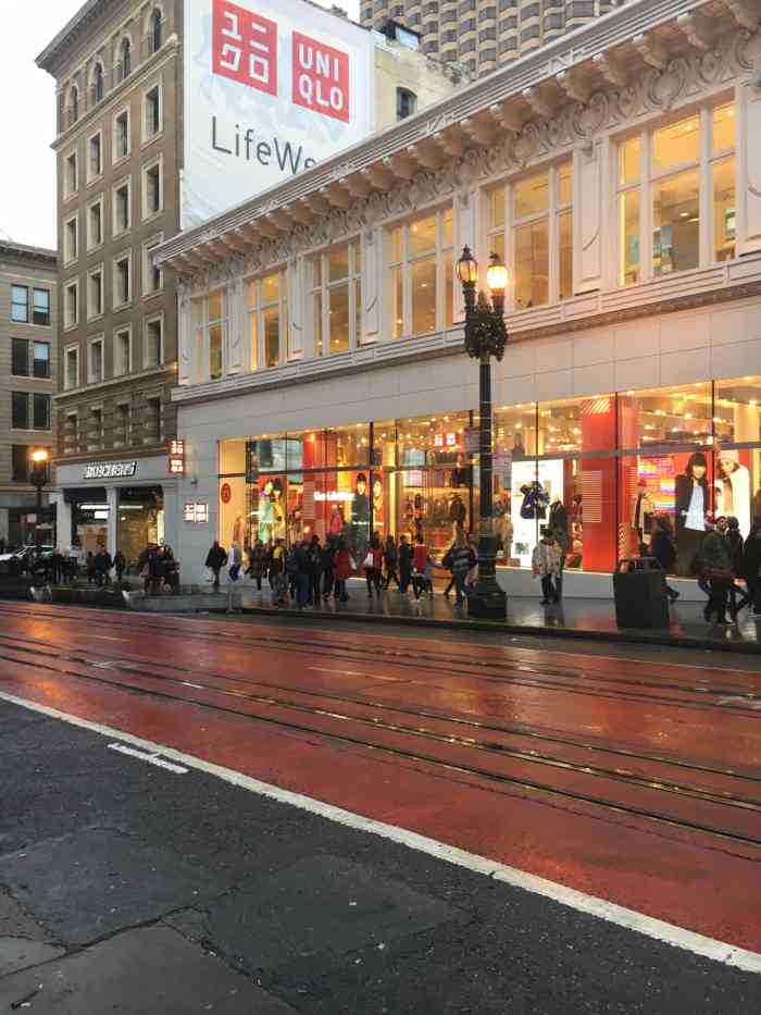 店内陈列也是有别于亚洲的; 【店铺位置】powell street上,靠近ellis