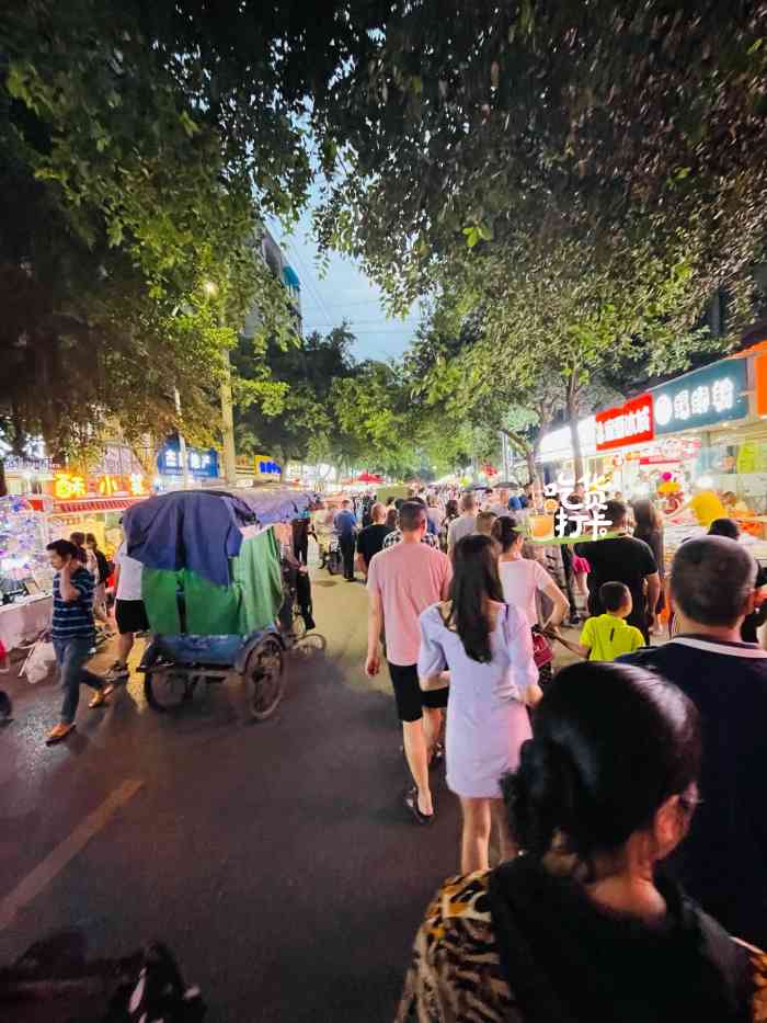 广汉夜市-"来广汉旅游,晚上过来转一转.夜市很热闹,.