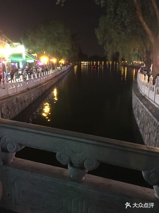 第一次去后海好热闹啊酒吧多的都不知道去哪