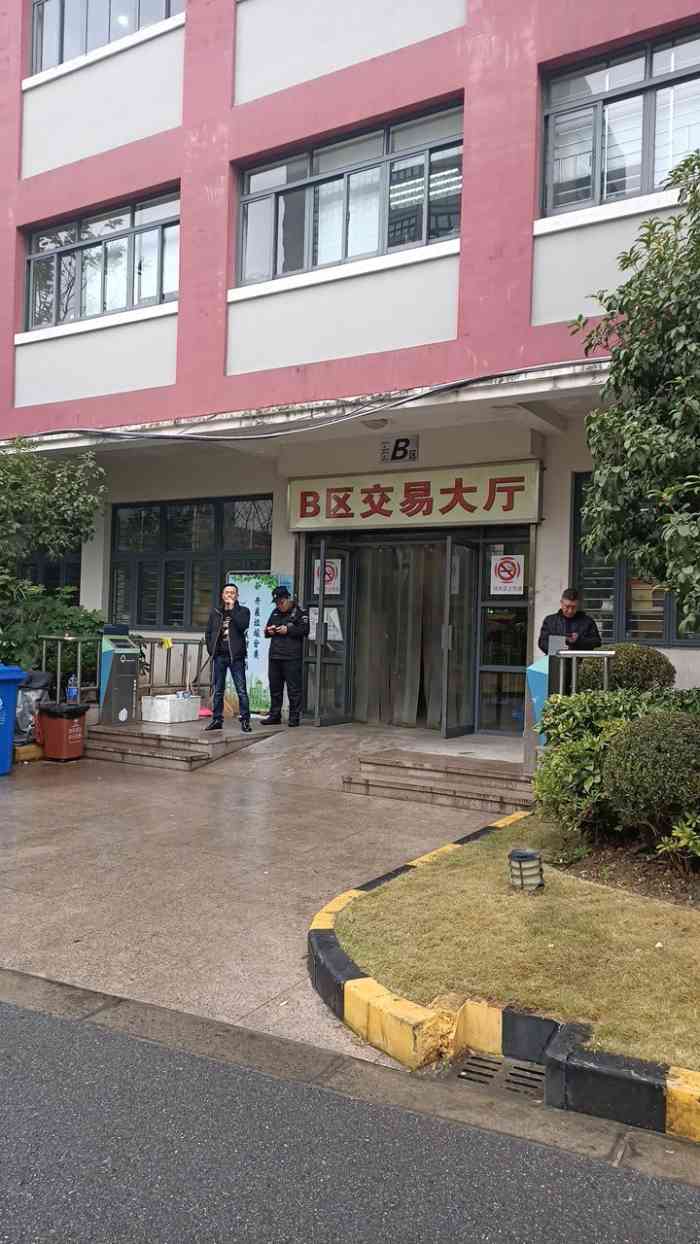 卢工邮币卡市场(局门路店)