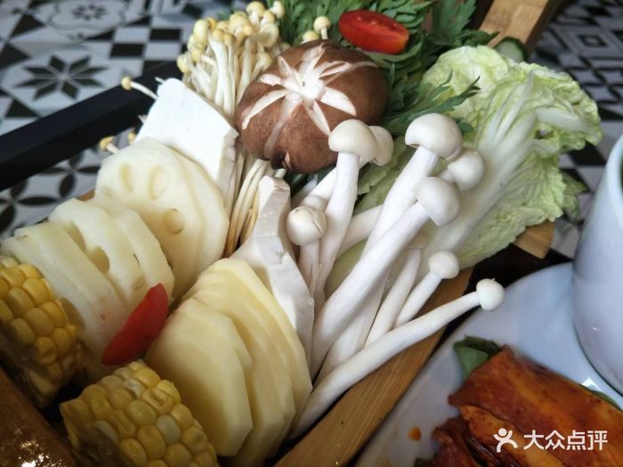 烤鱼自带好几款配菜黄瓜丁大家最爱了香脆爽