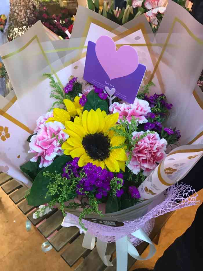 valley花芊谷花坊-"吃晚饭前赶来给我阿姨买了一束花.