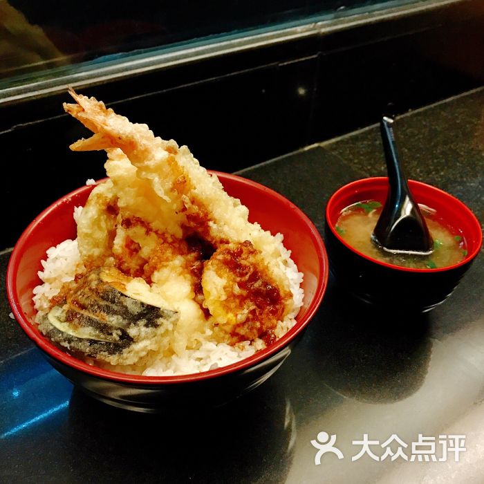 炸虾蔬菜盖饭