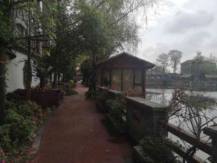 云凌草堂·湖景中餐厅-"这条路上还有一个祥和园和桂园,不知道做什.