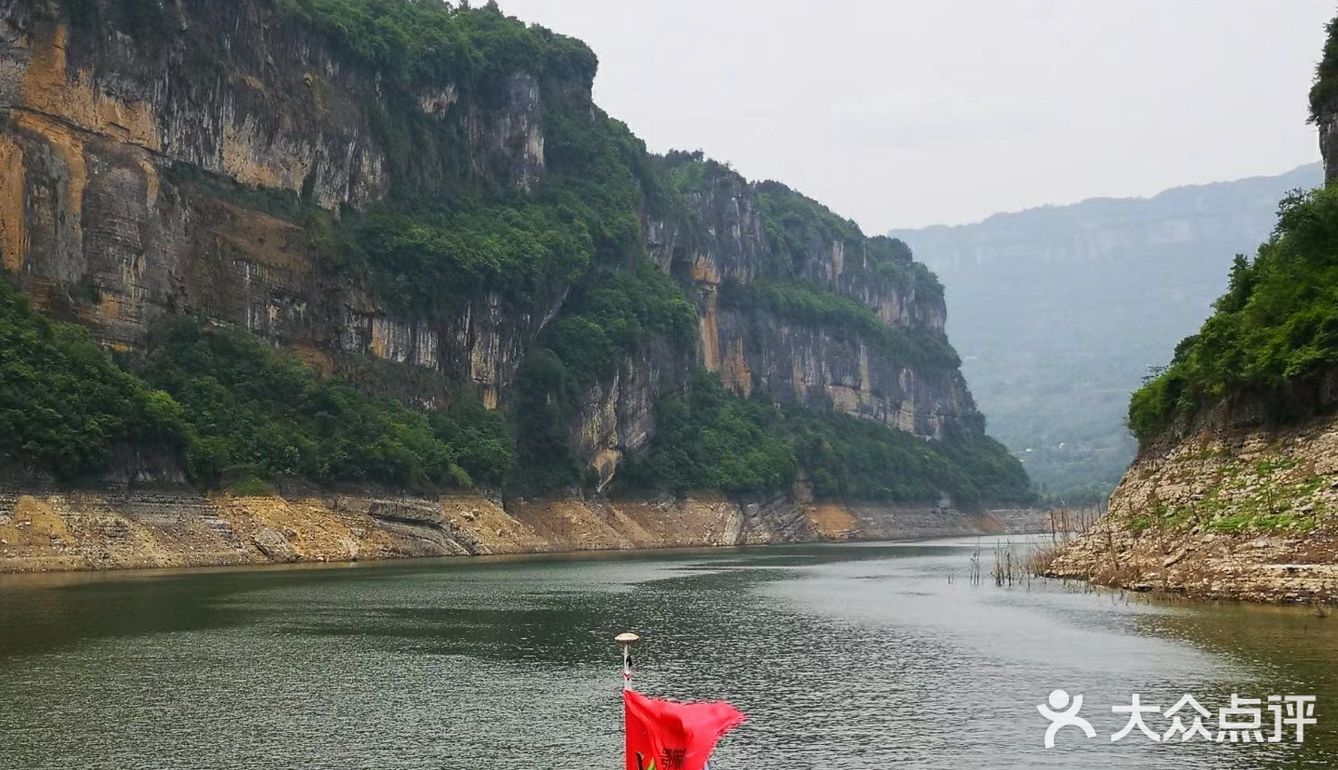 恩施大清江风景区是由红花淌石林,千瀑峡,景阳大桥