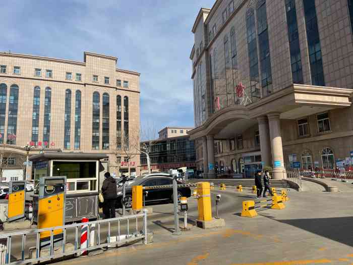 河北医科大学第二医院"中华大街和平路口,由东向西,为什么天天堵.