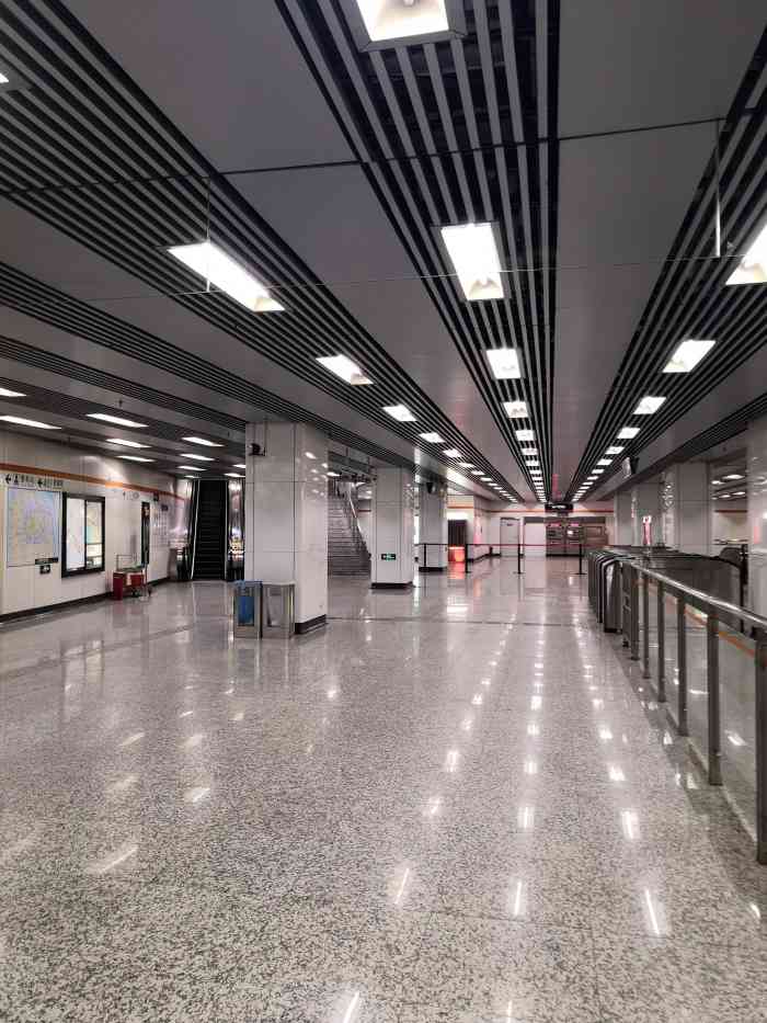 后滩(地铁站)-"line76615后滩站,介於龙华和浦东长青.