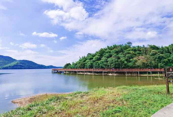 毛力水库"高温逐渐褪去,适合到山里走走,水库边风很.