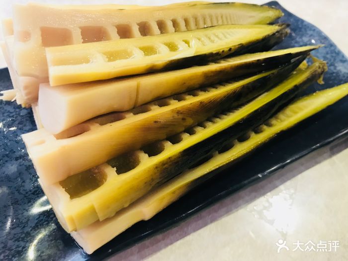 手剥竹笋