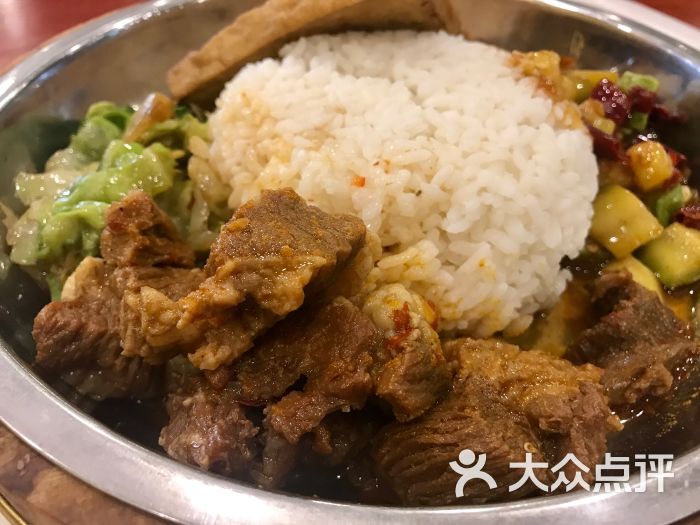 红烧牛肉木桶饭