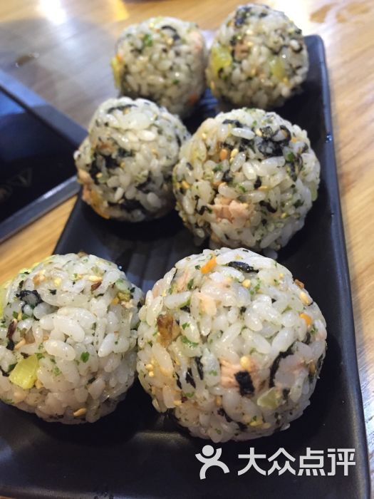 沙拉金枪鱼饭团