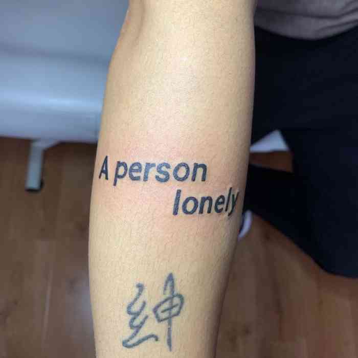 a person lonely  七年前第一个纹身是因为对爱情的执着 七年后最后