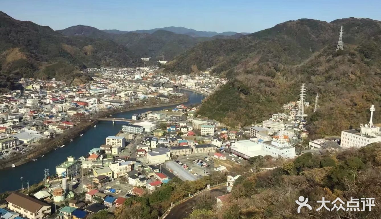 由下田市内放眼望去附近的群山恰似女性仰卧而睡的姿态