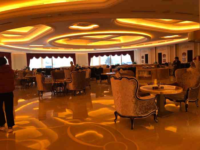 南京白金汉爵大酒店"白金汉爵酒店正在试运行,一期投入部分试用.