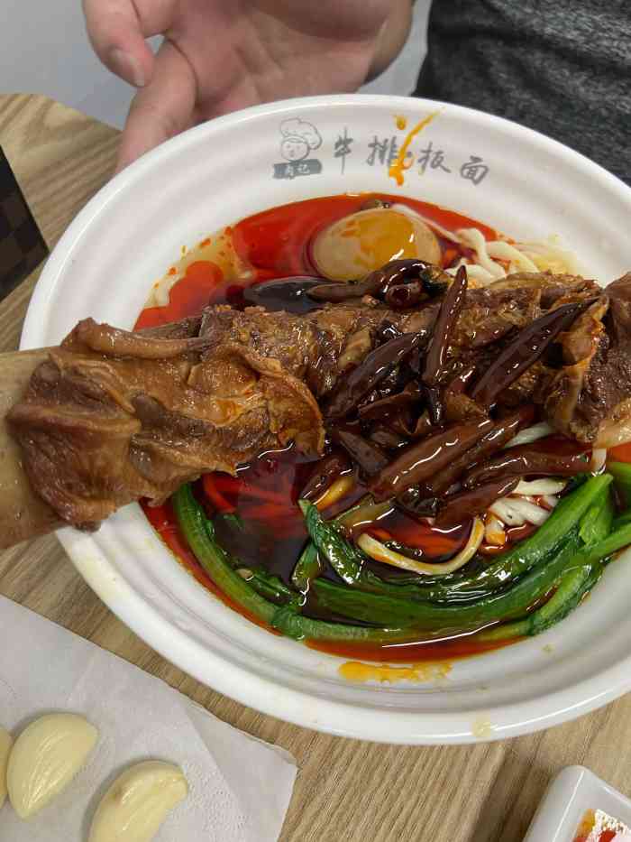 肉记牛排板面-"01今天和小伙伴们来尝一尝大街上经常能看.