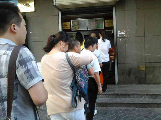 以前看见同事们每天早上去老台门排队买包子,总觉得至于嘛!