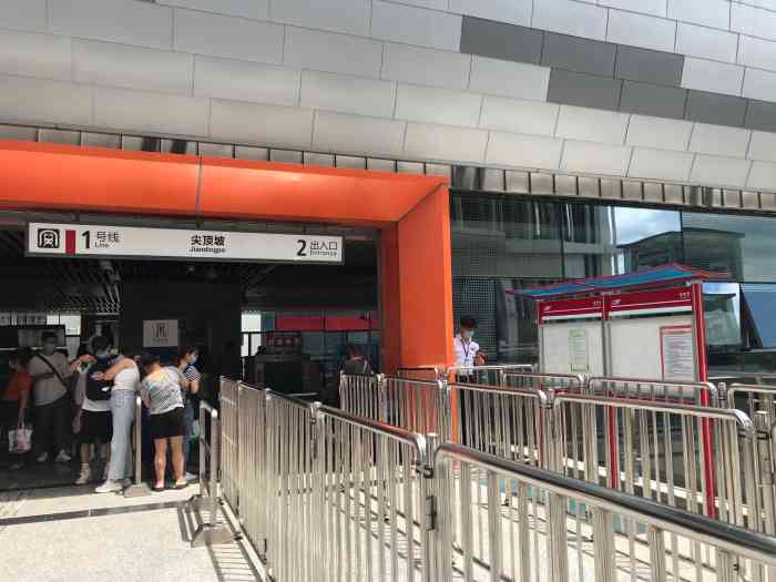 尖顶坡(地铁站)-"尖顶坡站是一号线(小什字—尖顶坡)的起点.