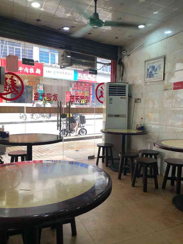 沙县小吃(瑶华店)-"[薄荷]环境:这家沙县小吃的装修新