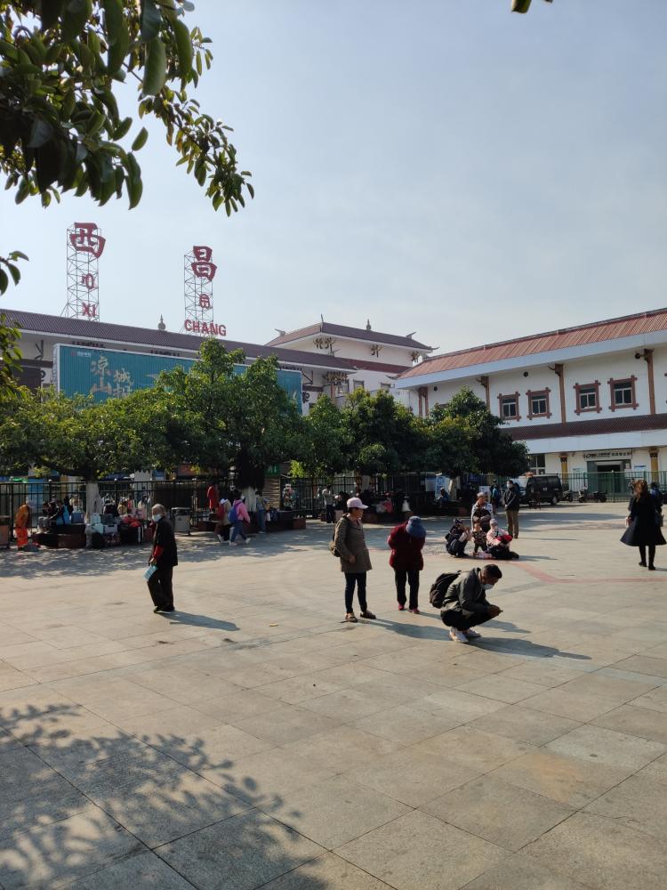 西昌火车站-"西昌火车站,简称西昌站,是四川凉山彝族.