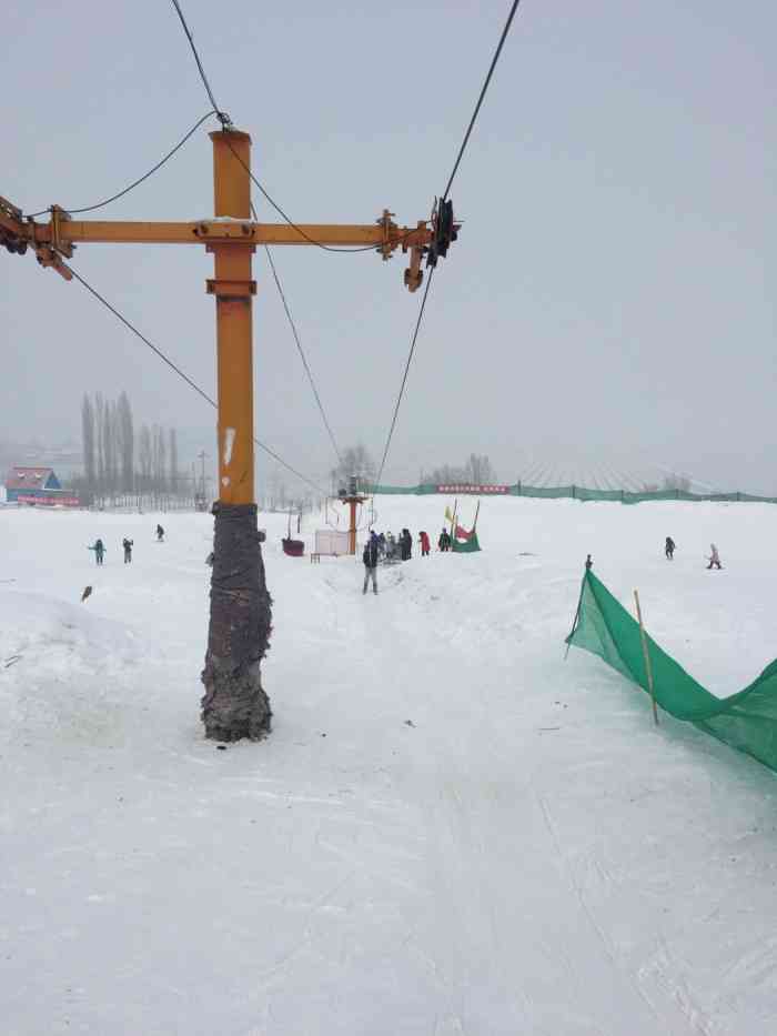 石河子将军山滑雪场-"先去了卧龙山滑雪场,比较近而且都是魔毯,.