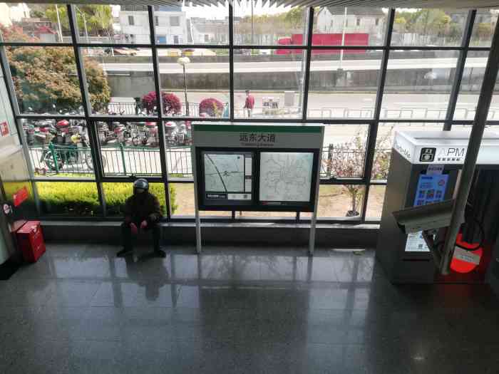 远东大道(地铁站)-"有到佛罗伦萨小镇的接驳车,站台上