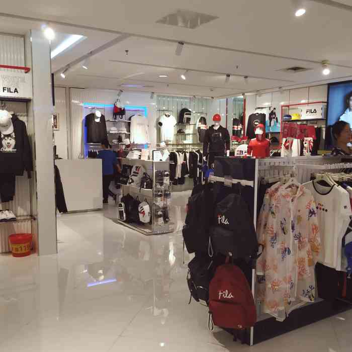 fila(嘉华购物广场店)-"周年庆的嘉华,斐乐门前挤满了