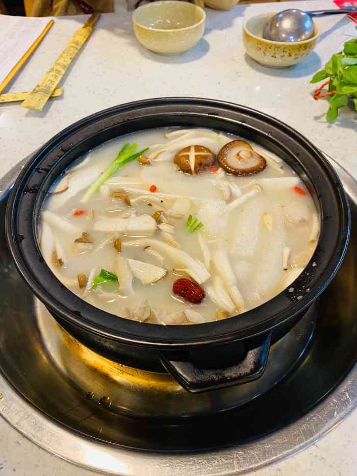 这一桌吃完喝了十瓶啤酒才377好便遗殴连锅汤图片连锅汤图片