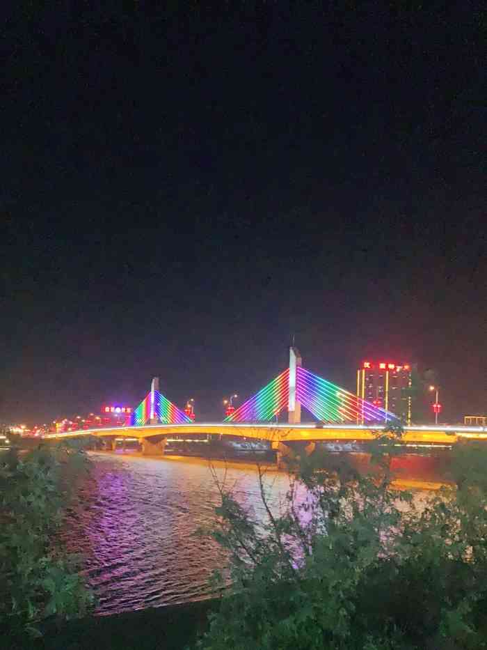 沔水湾广场-"勉县天气真是好,广场很干净,虽然太阳下.