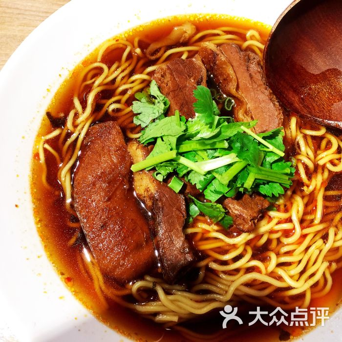 厝内小眷村招牌红烧牛肉面图片 - 第1张