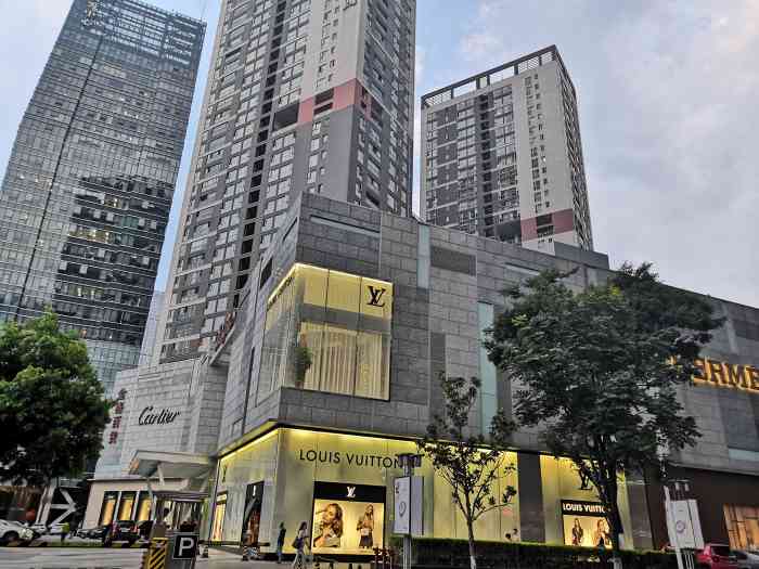 金格百货(时光店)-"里面有不少奢侈品,包包服装,化妆