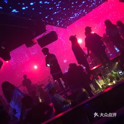 酒吧 鼓楼区  省体育中心  esmi nightclub  位于恒力博纳广场.