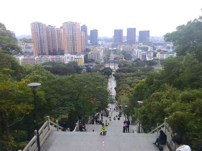 红花山公园西南门位于深圳公明振明路与望胜路交叉路口,公园与深圳