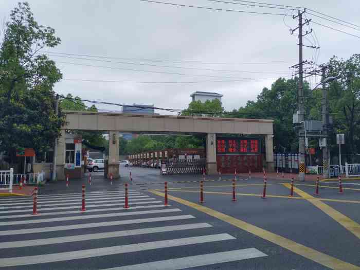 嘉定区叶城小学"叶城小学和南苑中学的操场是连在一起的,到.