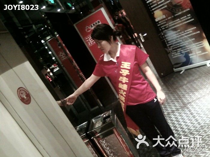 服务员帮按电梯