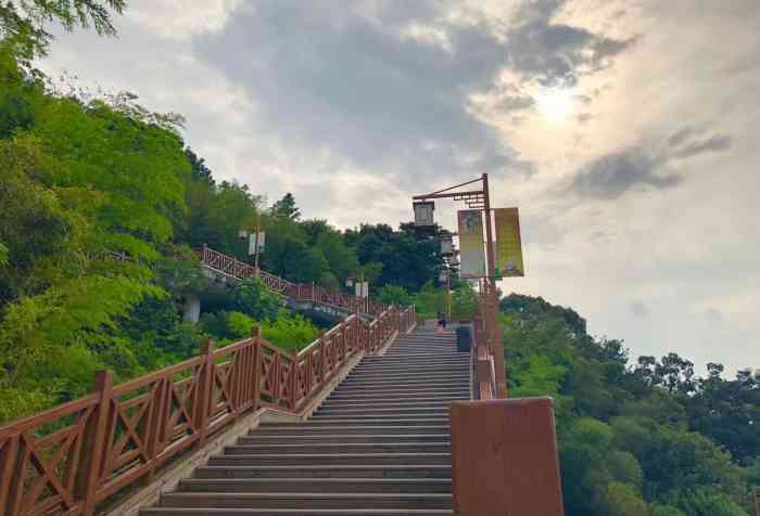莲花山公园-"莲花山7215公园(天马山环山栈道)长度3.