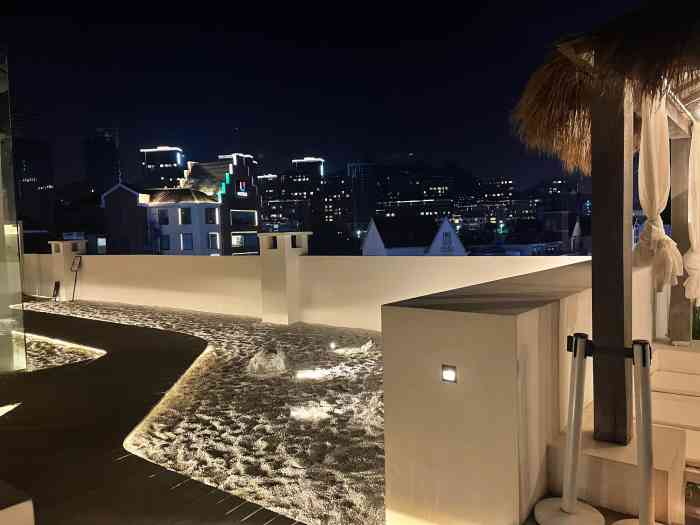 周末和朋友极地溜达,就溜达到了传说中的sky lounge 位置:极地的大