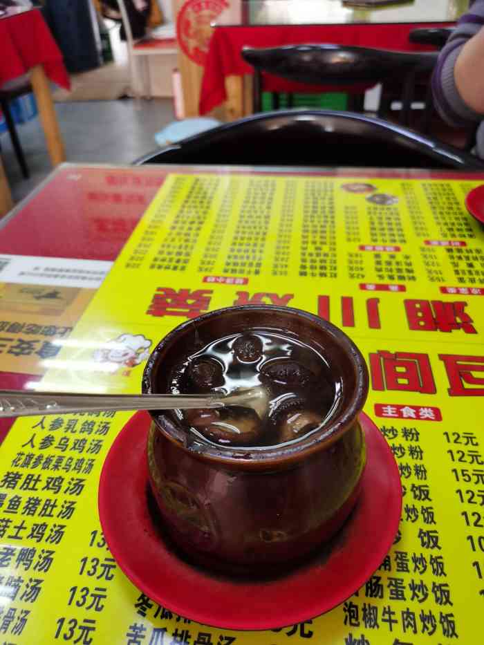 江西瓦罐煨汤在明珠广场对面的一条小巷子里面(儋州三巷),店面不大