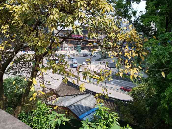 凤凰山文化公园-"凤凰寺座落在磁器口旁小山坡上,始建