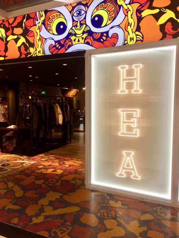 hea(国贸购物广场店)-"国潮风服装店,以醒狮为主题,了