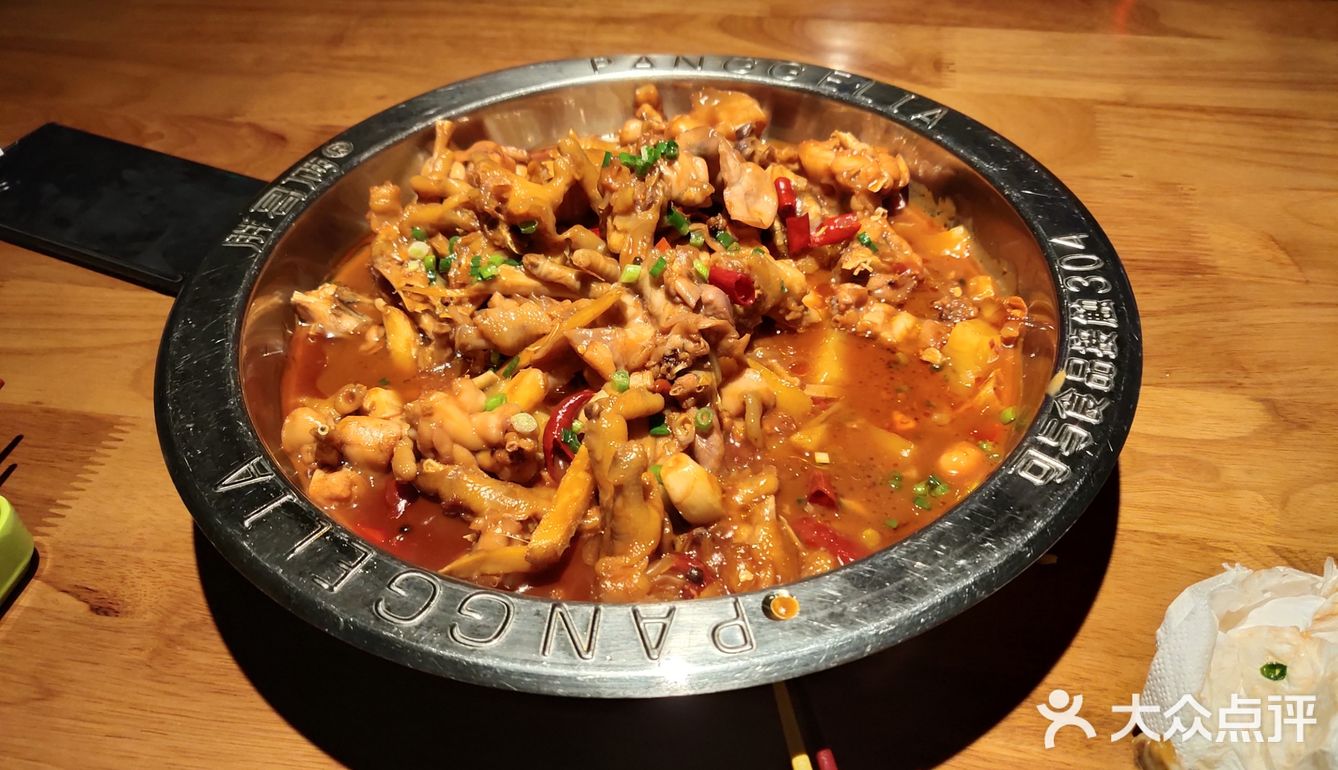 鸡爪炖的很烂很入味,明明是牛蛙煲