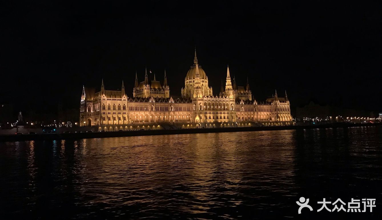 多瑙河的夜景,可以很好的看布达和佩斯两个大城区