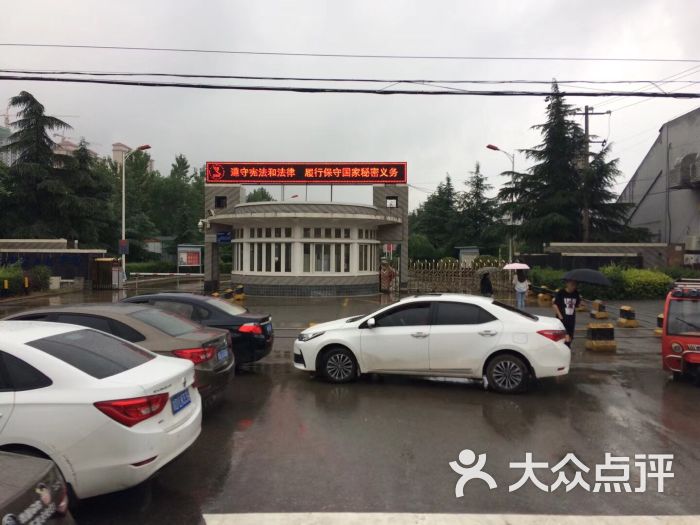 陕西服装工程学院-西南门图片 - 第3张