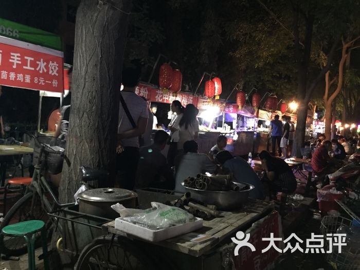 翟营大街夜市图片 - 第1张