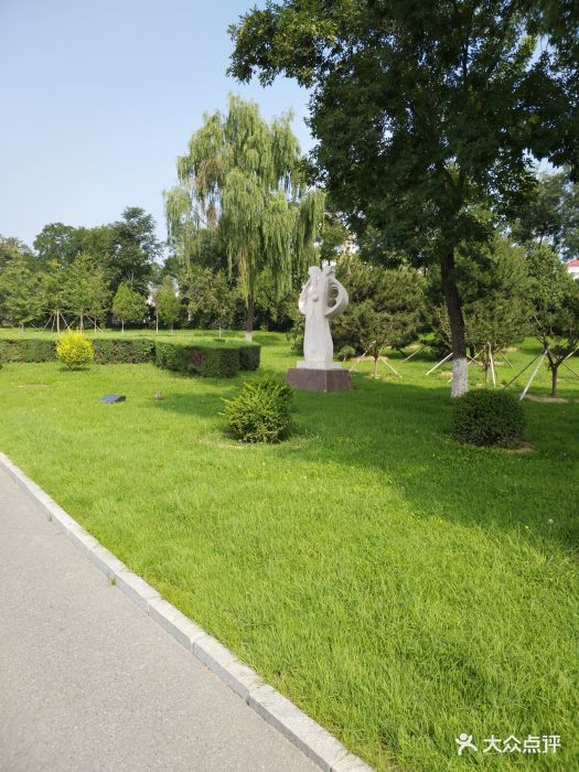 妫川广场举目绿色,风景宜人图片