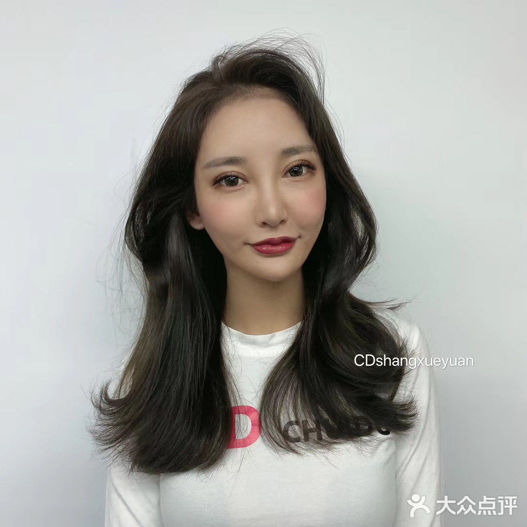 2020发型中长发显白发色发型