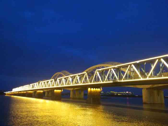 滨州铁路桥-"零下二十度的哈尔滨,松花江早就封江了,.