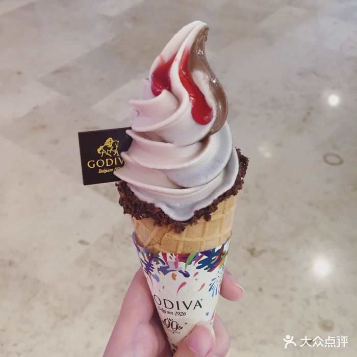 草莓双拼甜筒