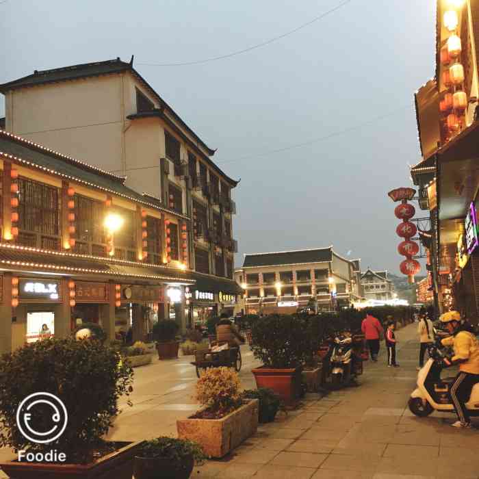 户部山-"户部山步行街位于徐州市中心南部,毗邻主干.